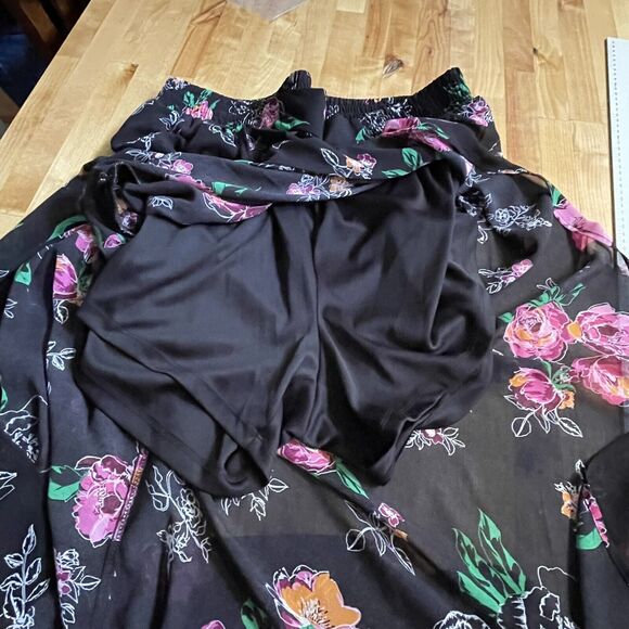 Torrid Pants Floral‎ Black Chiffon Tulip Leg Flowy womens 1 EUC Dark Floral - Picture 8 of 10
